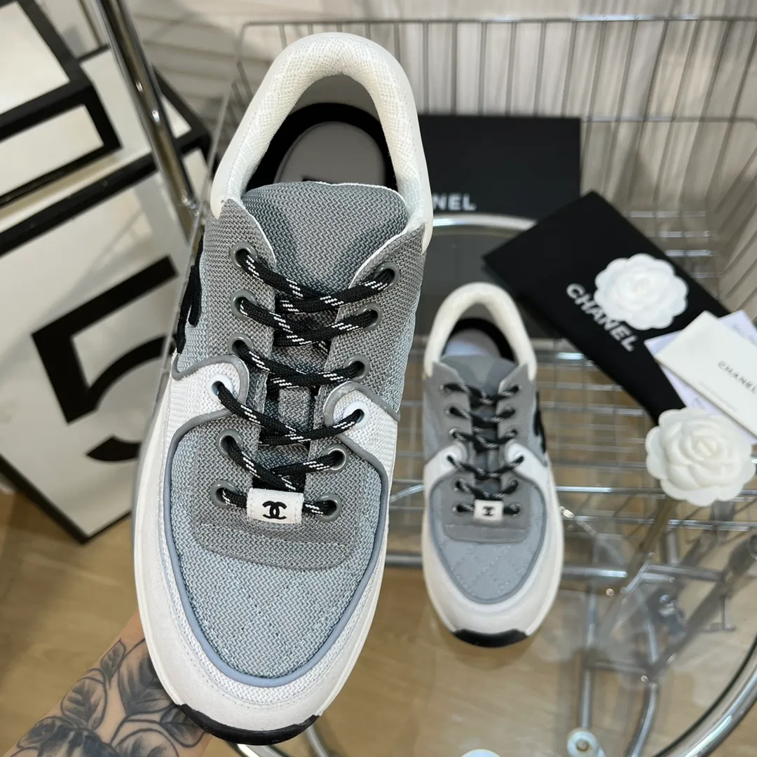 👟👟Ex-factory price 560👟👟 Chanel Chanel - 2022 counter top casual sports shoes This classic design; the upper is electro-embroidered with a variety of techniques; the outsole is fashionable and sporty; it is unusual to incorporate a variety of color matching elements... The diversified mix and match is very good-looking and versatile, casual, fashionable, sports and outdoor can be taken into account... ꫛꫀꪝ Go➫ Material: ❶Upper is made of: Original imported high mercerized smooth cow suede + electric embroidery technology + imported breathable mesh ❷Inner use: original imported breathable mesh ❸Outsole based on: original TPU combination outsole Counter boutique packaging complete set for women 35–42 men 38–46